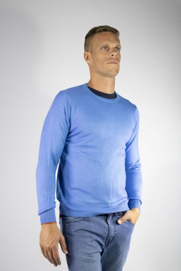 Sweater azul aéreo cuello redondo Windsor