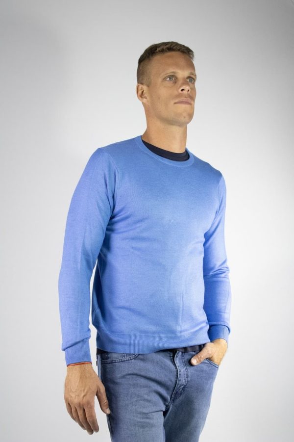 Sweater azul aéreo cuello redondo Windsor