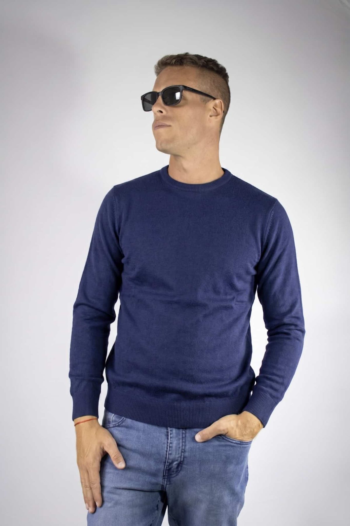 Sweater azul marino cuello redondo