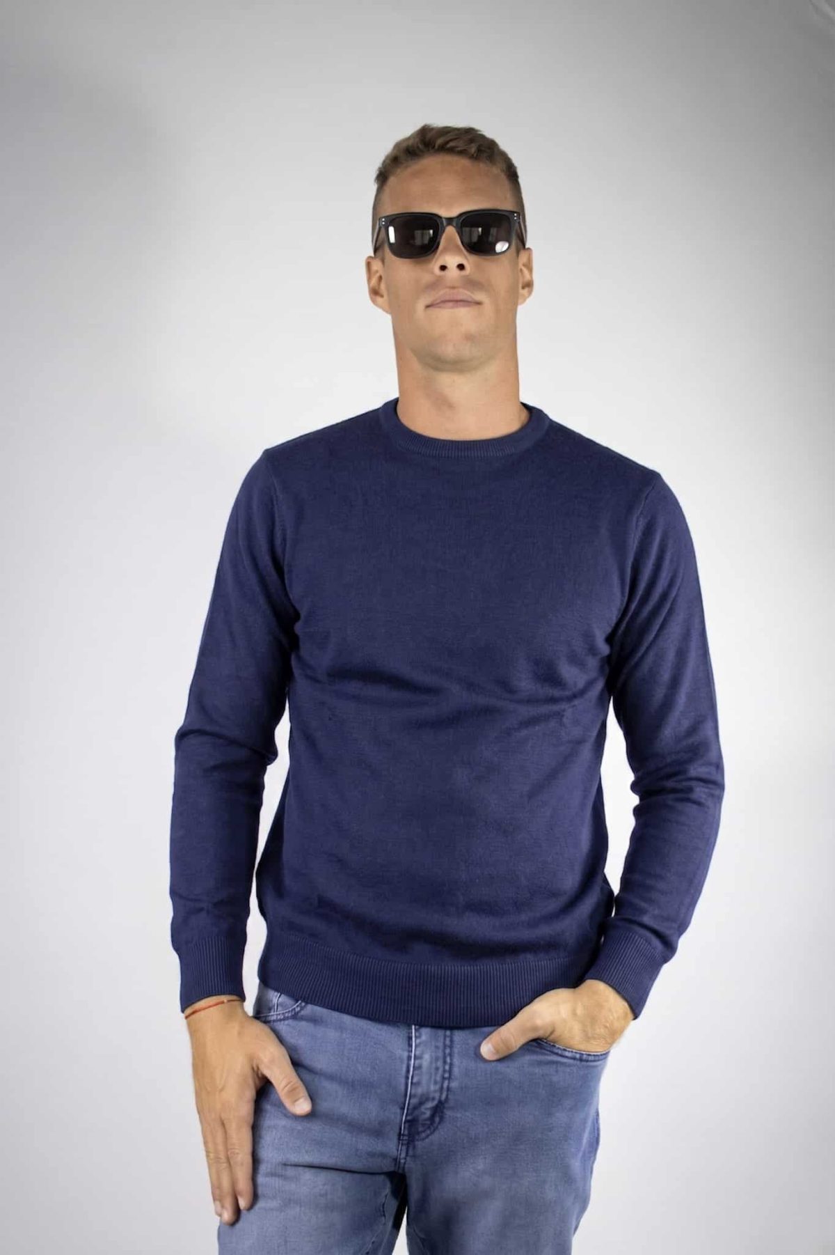 Sweater azul marino cuello redondo