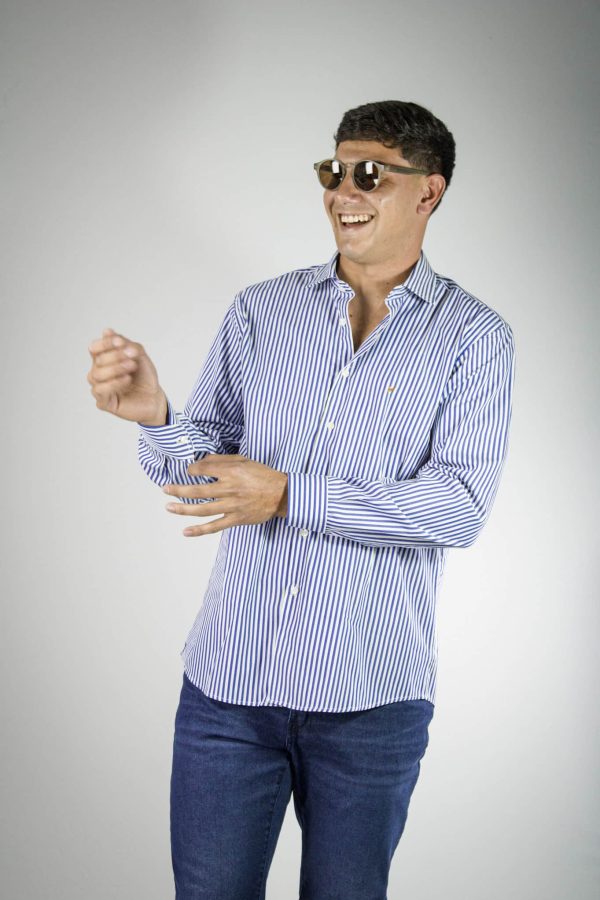 Camisa rayada azul y blanco