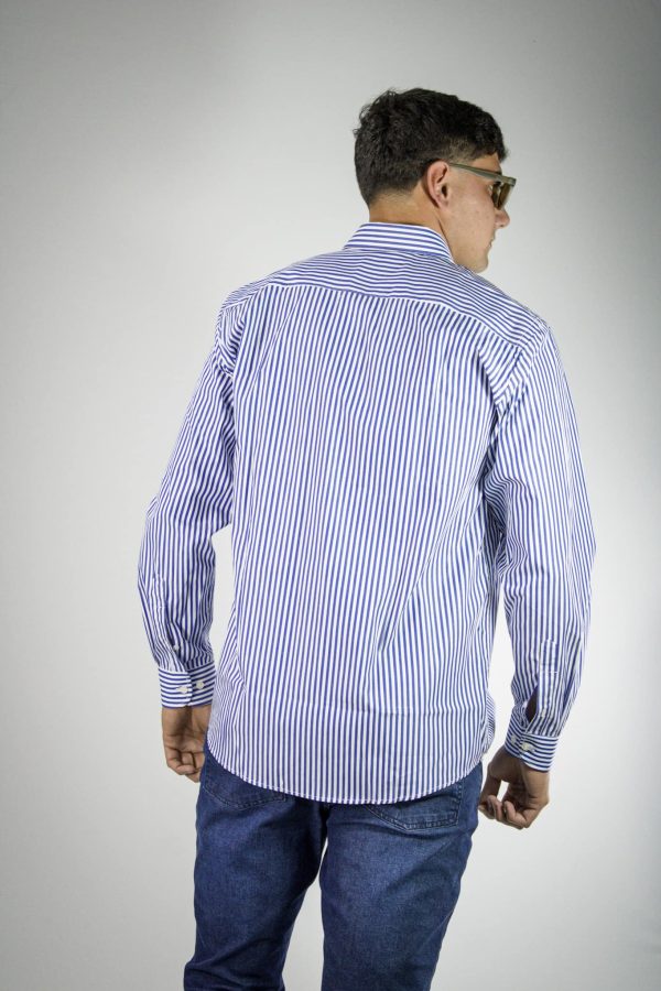 Camisa rayada azul y blanco