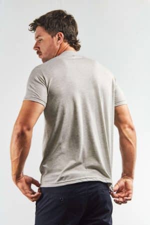 Remera color gris estampada