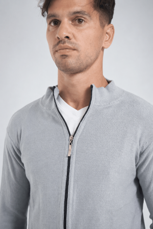 Campera tejida con cierre celeste