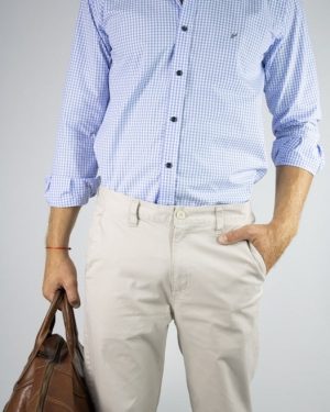 Pantalón chino color beige claro