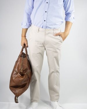 Pantalón chino color beige claro