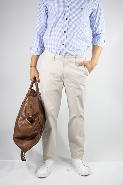 Pantalón chino color beige claro