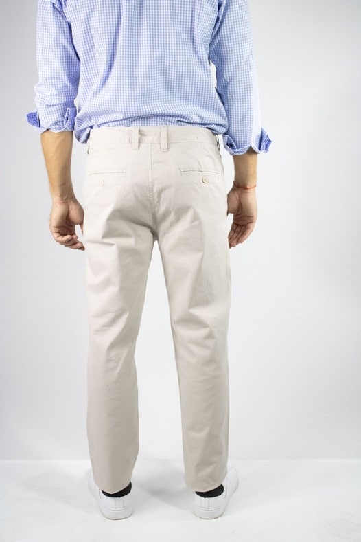 Pantalón chino color beige claro