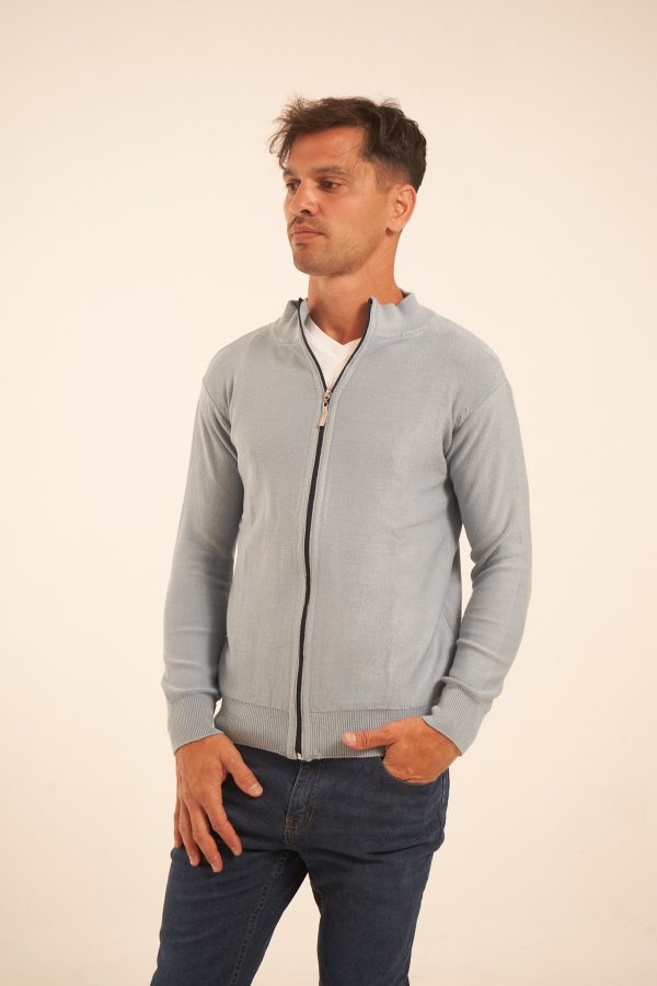 Campera tejida con cierre celeste