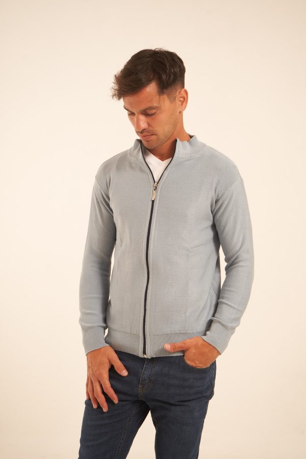 Campera tejida con cierre celeste