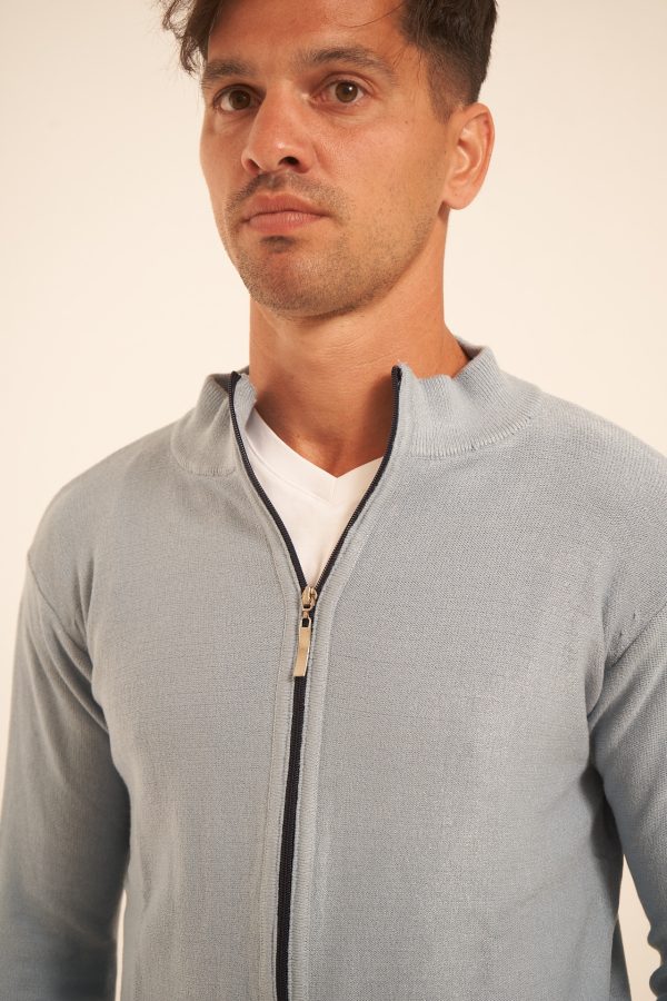 Campera tejida con cierre celeste