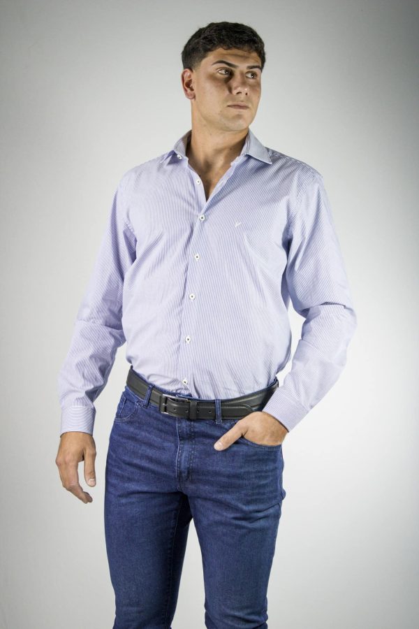 Camisa masculina de rayas finas
