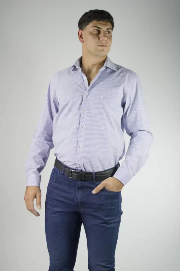 Camisa masculina de rayas finas