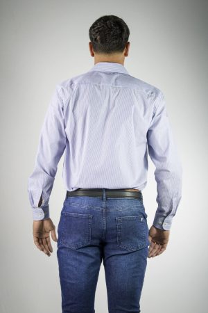 Camisa masculina de rayas finas