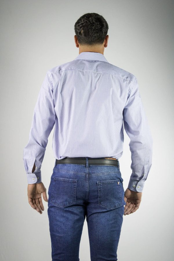 Camisa masculina de rayas finas