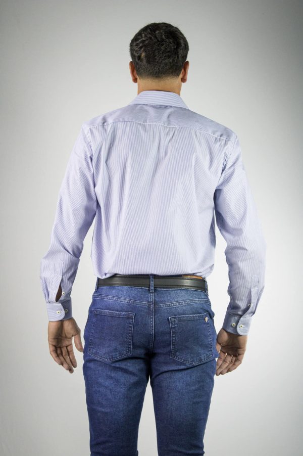 Camisa masculina de rayas finas