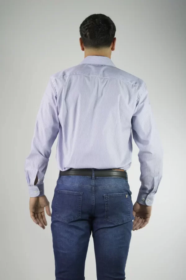 Camisa masculina de rayas finas