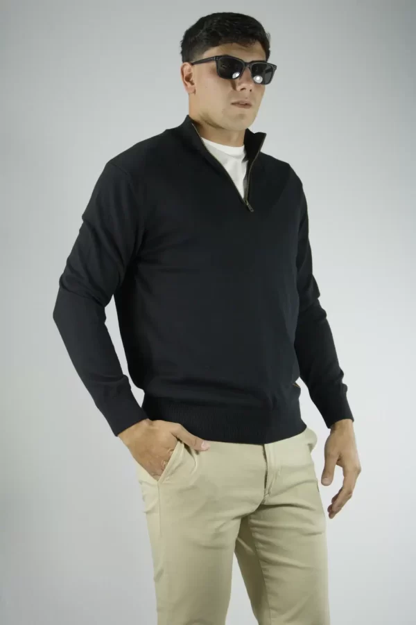 Sweater medio cierre negro