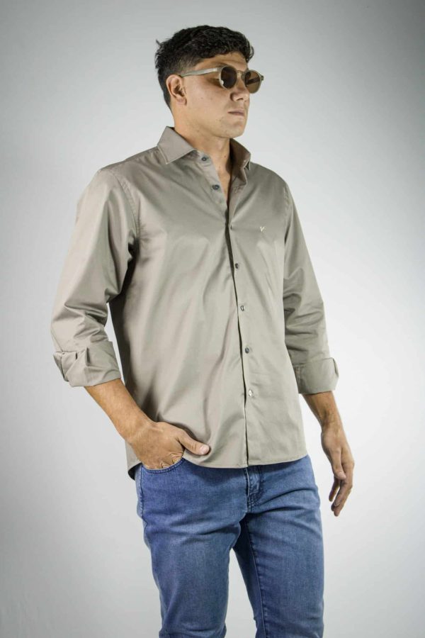 Camisa lisa color vison 100% algodón