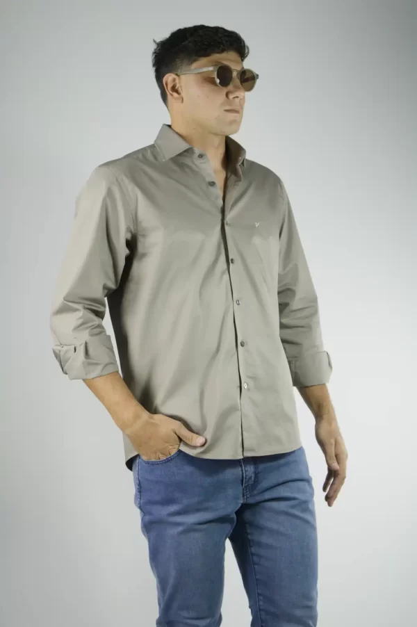Camisa lisa color vison 100% algodón