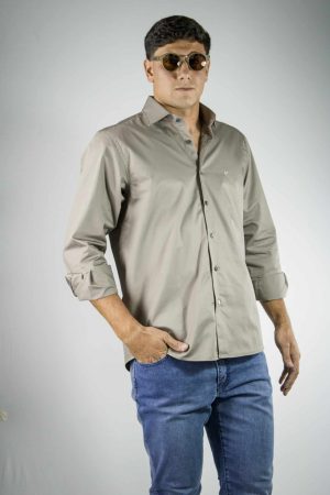 Camisa lisa color vison 100% algodón