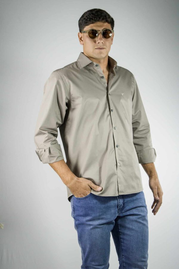 Camisa lisa color vison 100% algodón