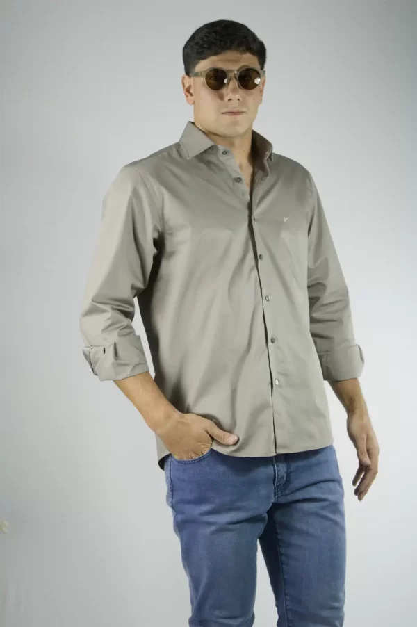 Camisa lisa color vison 100% algodón