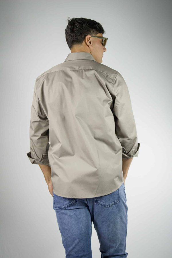 Camisa lisa color vison 100% algodón