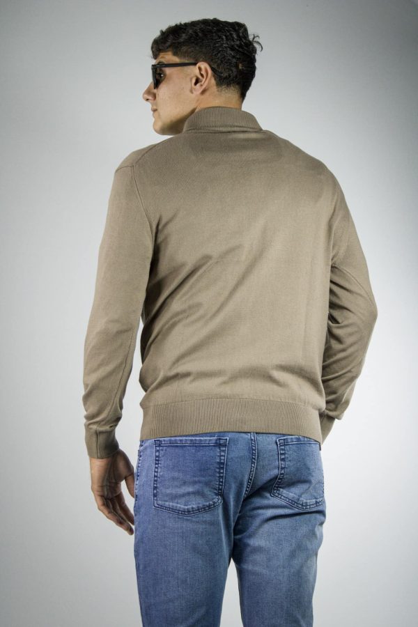 Sweater medio cierre habano