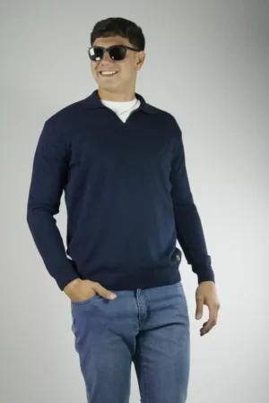 Sweater con cuello tipo chomba azul