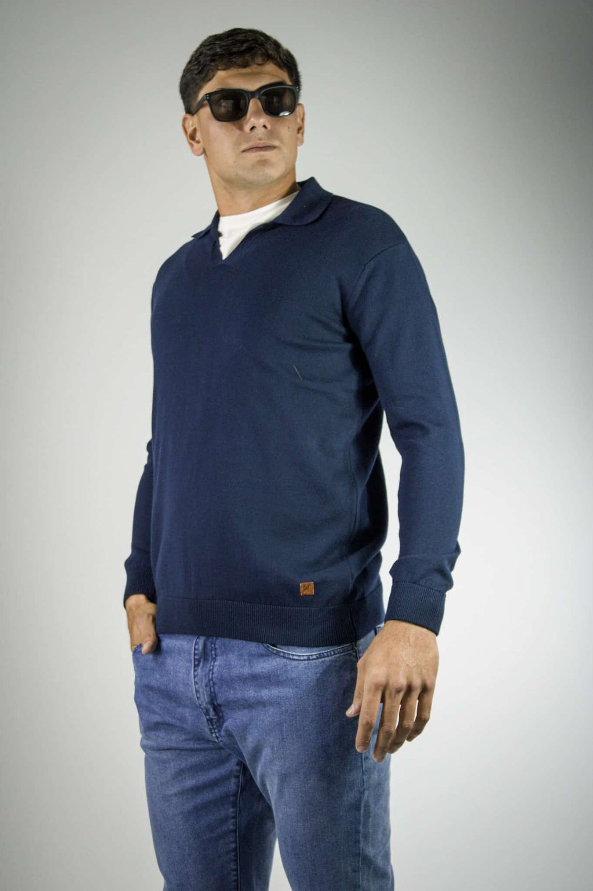 Sweater con cuello tipo chomba azul
