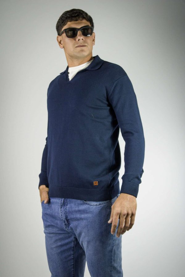 Sweater con cuello tipo chomba azul