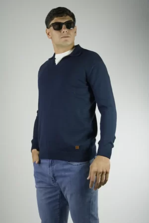 Sweater con cuello tipo chomba azul