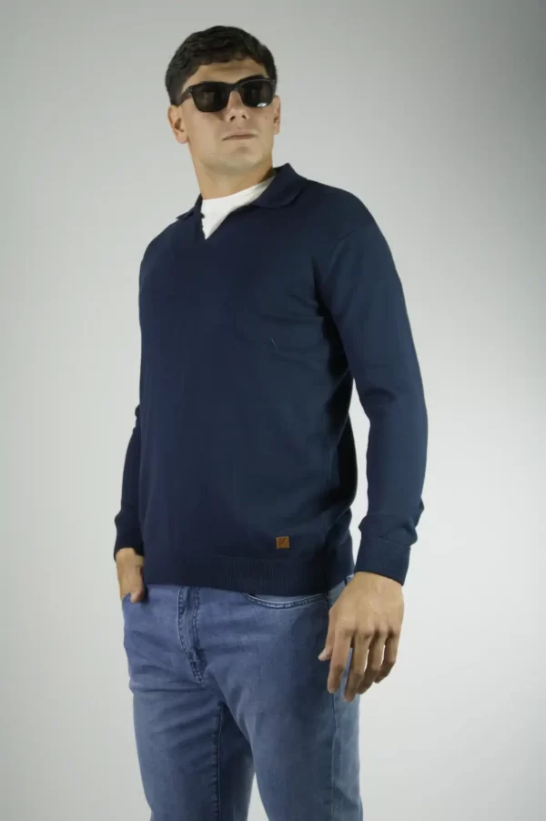 Sweater con cuello tipo chomba azul