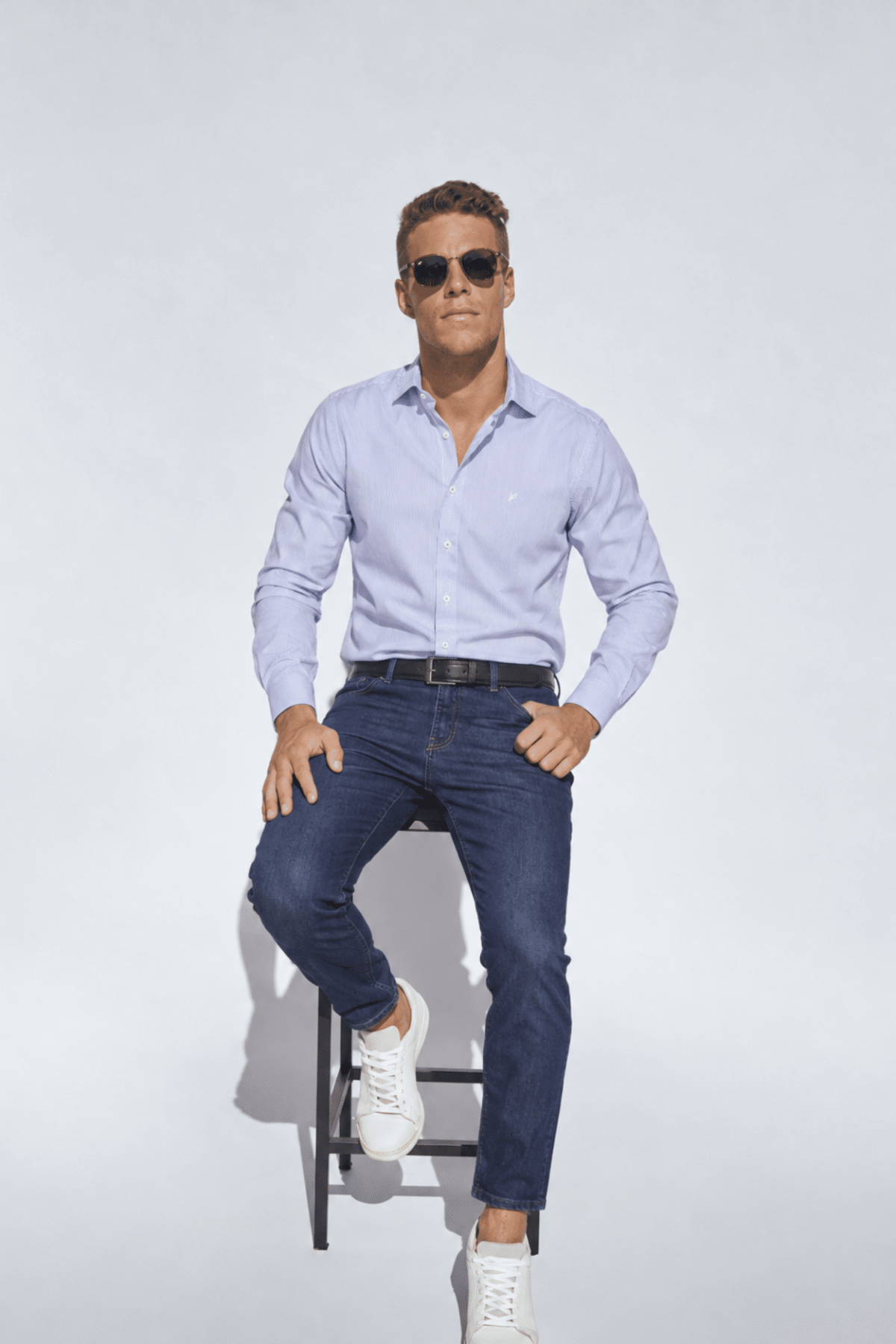 Camisa masculina de rayas finas