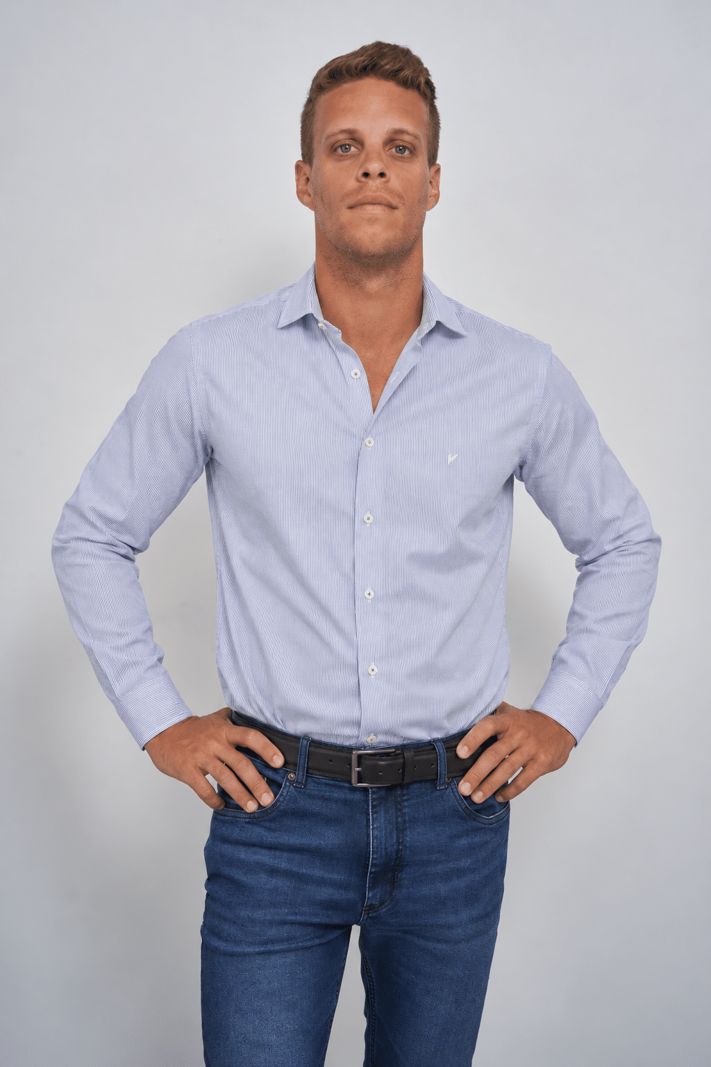 Camisa masculina de rayas finas