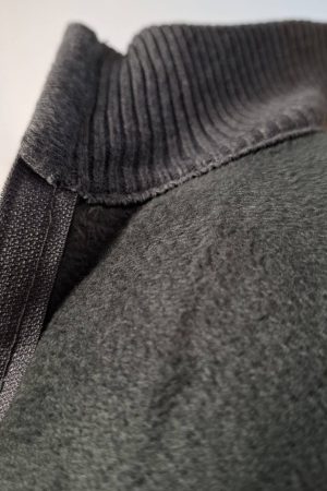 Campera tejida gris oscuro con cierre