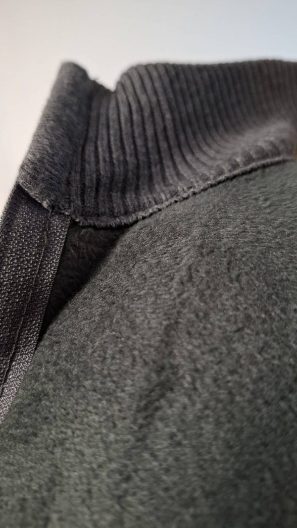 Campera tejida gris oscuro con cierre