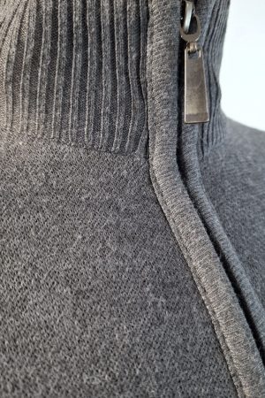 Campera tejida gris oscuro con cierre