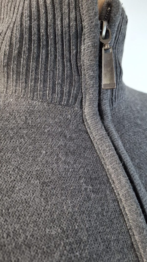 Campera tejida gris oscuro con cierre