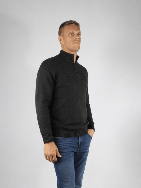 Sweater medio cierre negro bled